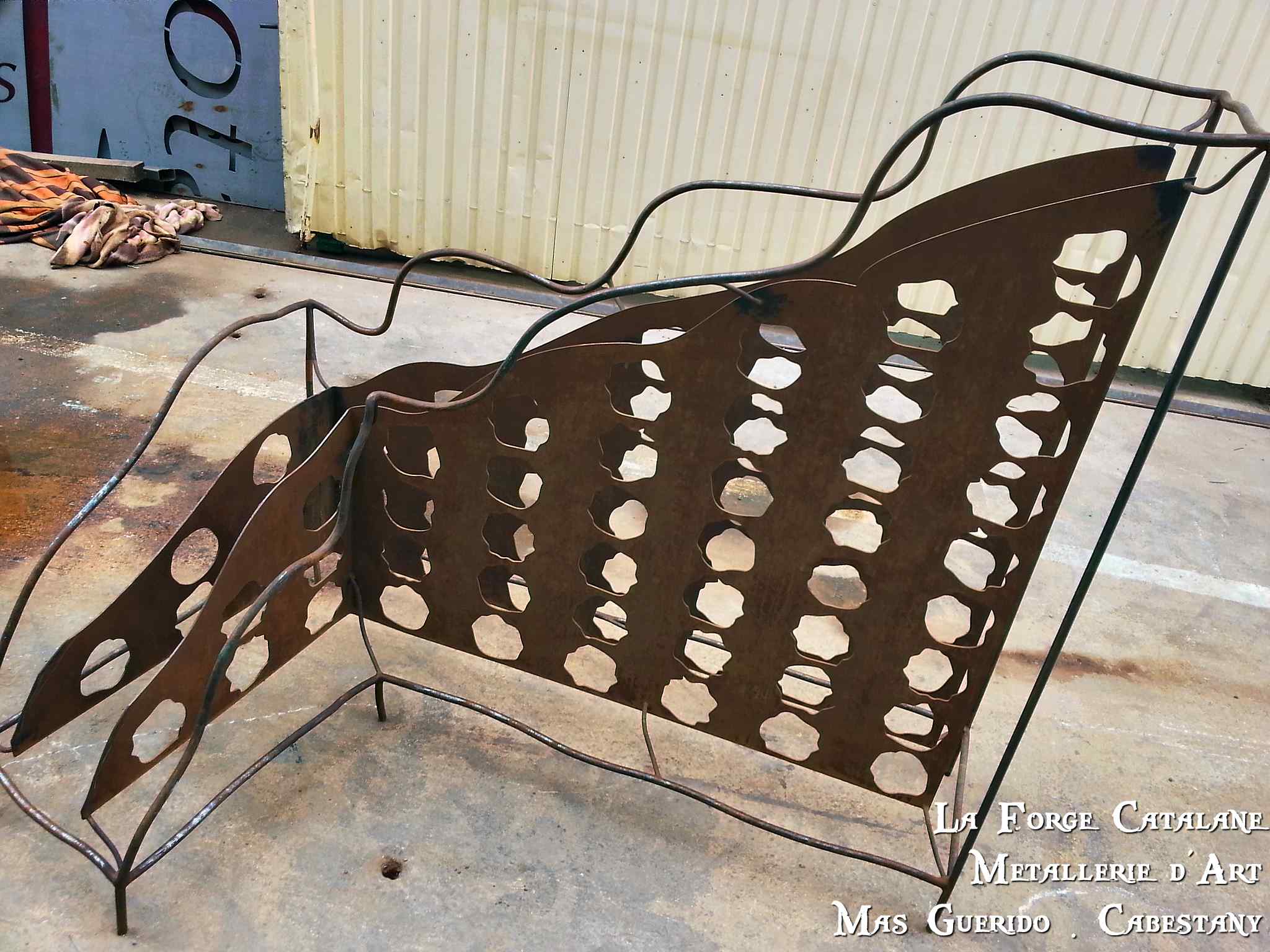 casier support  bouteilles effet tordu et decoupe laser fer Forge Catalane Cabestany.jpg